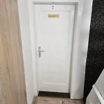 Mary Haus In Biebertal-bieber, 4 Und 8 Betten, 1 App, Mit 3 Zimmer, 6 Betten, Bad, 1 App, Mit 1 Zimmer, 2 Betten, Bad, Naehe Und Wetzlar, Mit Kueche, Wlan, Parkplatz * Gießen