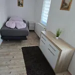 Mary Haus In Biebertal-bieber, 4 Und 8 Betten, 1 App, Mit 3 Zimmer, 6 Betten, Bad, 1 App, Mit 1 Zimmer, 2 Betten, Bad, Naehe Und Wetzlar, Mit Kueche, Wlan, Parkplatz Appartement Gießen