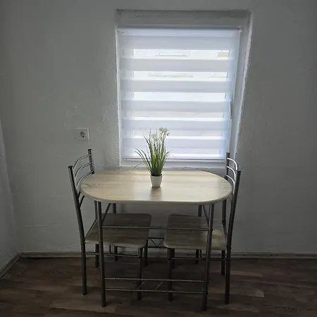 Mary Haus In Biebertal-bieber, 4 Und 8 Betten, 1 App, Mit 3 Zimmer, 6 Betten, Bad, 1 App, Mit 1 Zimmer, 2 Betten, Bad, Mit Kueche, Wlan, Parkplatz, Naehe Und Wetzlar Appartement