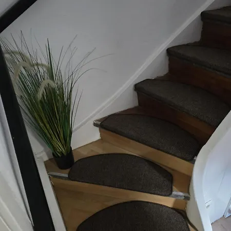 Mary Haus In Biebertal-bieber, 4 Und 8 Betten, 1 App, Mit 3 Zimmer, 6 Betten, Bad, 1 App, Mit 1 Zimmer, 2 Betten, Bad, Mit Kueche, Wlan, Parkplatz, Naehe Und Wetzlar Appartement