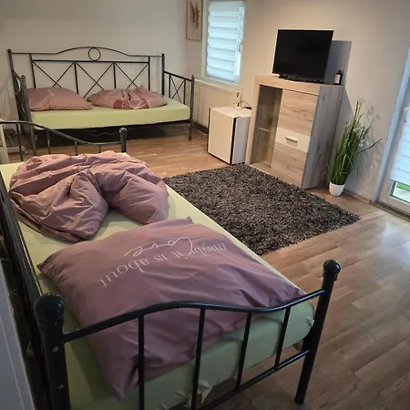 Mary Haus In Biebertal-bieber, 4 Und 8 Betten, 1 App, Mit 3 Zimmer, 6 Betten, Bad, 1 App, Mit 1 Zimmer, 2 Betten, Bad, Naehe Und Wetzlar, Mit Kueche, Wlan, Parkplatz Appartement *