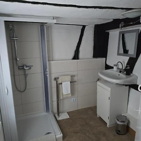 Mary Haus In Biebertal-bieber, 4 Und 8 Betten, 1 App, Mit 3 Zimmer, 6 Betten, Bad, 1 App, Mit 1 Zimmer, 2 Betten, Bad, Mit Kueche, Wlan, Parkplatz, Naehe Und Wetzlar Gießen