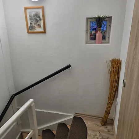 Mary Haus In Biebertal-bieber, 4 Und 8 Betten, 1 App, Mit 3 Zimmer, 6 Betten, Bad, 1 App, Mit 1 Zimmer, 2 Betten, Bad, Mit Kueche, Wlan, Parkplatz, Naehe Und Wetzlar