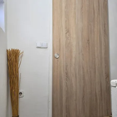 Mary Haus In Biebertal-bieber, 4 Und 8 Betten, 1 App, Mit 3 Zimmer, 6 Betten, Bad, 1 App, Mit 1 Zimmer, 2 Betten, Bad, Mit Kueche, Wlan, Parkplatz, Naehe Und Wetzlar 公寓