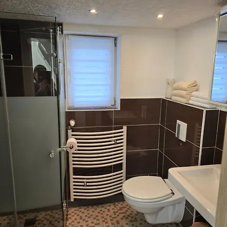 Mary Haus In Biebertal-bieber, 4 Und 8 Betten, 1 App, Mit 3 Zimmer, 6 Betten, Bad, 1 App, Mit 1 Zimmer, 2 Betten, Bad, Mit Kueche, Wlan, Parkplatz, Naehe Und Wetzlar * Gießen