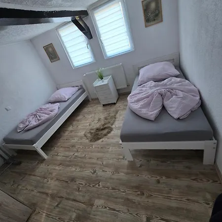 Mary Haus In Biebertal-bieber, 4 Und 8 Betten, 1 App, Mit 3 Zimmer, 6 Betten, Bad, 1 App, Mit 1 Zimmer, 2 Betten, Bad, Mit Kueche, Wlan, Parkplatz, Naehe Und Wetzlar Appartement Gießen