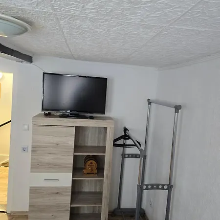 Mary Haus In Biebertal-bieber, 4 Und 8 Betten, 1 App, Mit 3 Zimmer, 6 Betten, Bad, 1 App, Mit 1 Zimmer, 2 Betten, Bad, Mit Kueche, Wlan, Parkplatz, Naehe Und Wetzlar Appartement Gießen