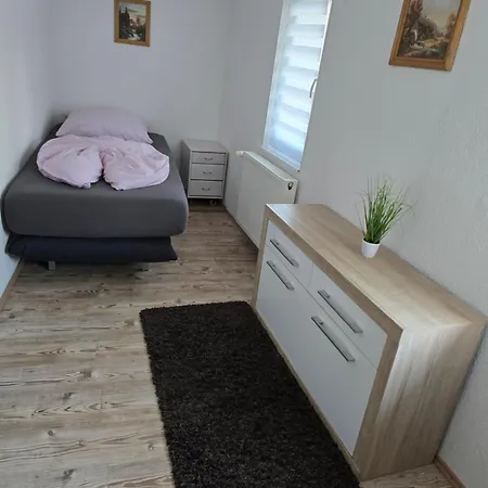 Mary Haus In Biebertal-bieber, 4 Und 8 Betten, 1 App, Mit 3 Zimmer, 6 Betten, Bad, 1 App, Mit 1 Zimmer, 2 Betten, Bad, Mit Kueche, Wlan, Parkplatz, Naehe Und Wetzlar 公寓 Gießen