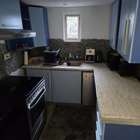 Appartement Mary Haus In Biebertal-bieber, 4 Und 8 Betten, 1 App, Mit 3 Zimmer, 6 Betten, Bad, 1 App, Mit 1 Zimmer, 2 Betten, Bad, Mit Kueche, Wlan, Parkplatz, Naehe Und Wetzlar Gießen