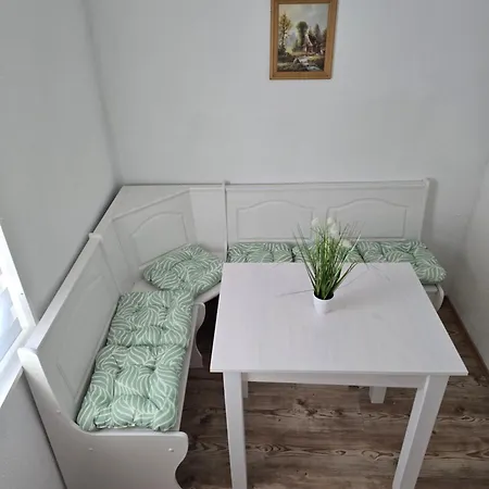 Appartement Mary Haus In Biebertal-bieber, 4 Und 8 Betten, 1 App, Mit 3 Zimmer, 6 Betten, Bad, 1 App, Mit 1 Zimmer, 2 Betten, Bad, Naehe Und Wetzlar, Mit Kueche, Wlan, Parkplatz Gießen