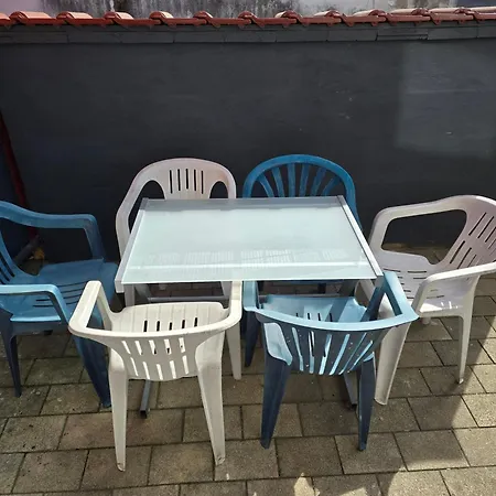 Mary Haus In Biebertal-bieber, 4 Und 8 Betten, 1 App, Mit 3 Zimmer, 6 Betten, Bad, 1 App, Mit 1 Zimmer, 2 Betten, Bad, Mit Kueche, Wlan, Parkplatz, Naehe Und Wetzlar 公寓 *