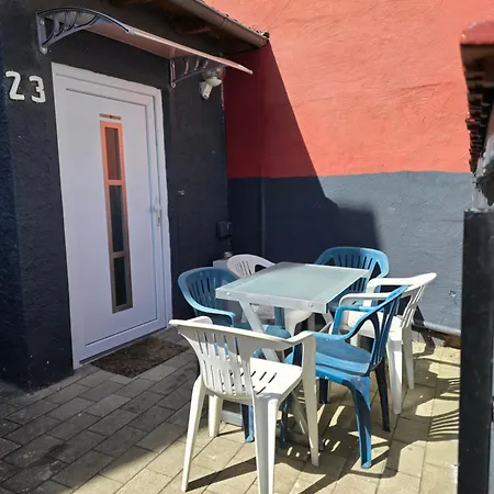 Mary Haus In Biebertal-bieber, 4 Und 8 Betten, 1 App, Mit 3 Zimmer, 6 Betten, Bad, 1 App, Mit 1 Zimmer, 2 Betten, Bad, Mit Kueche, Wlan, Parkplatz, Naehe Und Wetzlar 公寓